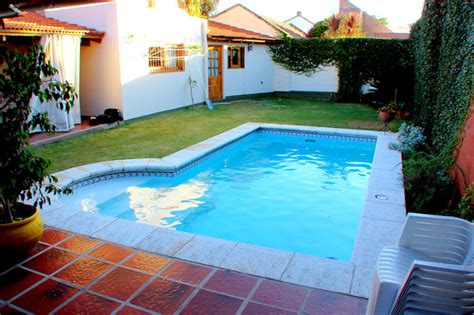 ¿a cuanta gente puedo sentar por mesa? 15 albercas perfectas para patios pequeños y grandes