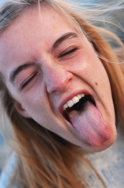 Girl sticking out tongue close up Sommersprossen mädchen Frauen in rot Frau