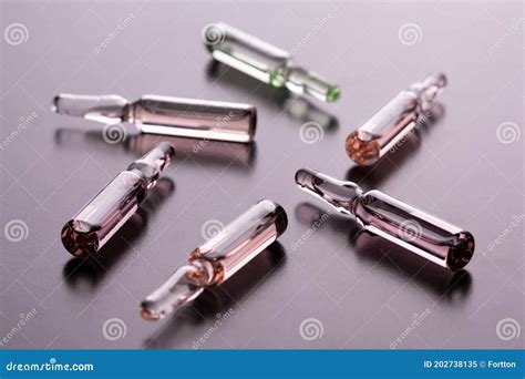 Ampollas De Vidrio Sobre La Mesa Ampollas Dispersas Con Medicinas Imagen De Archivo Imagen De