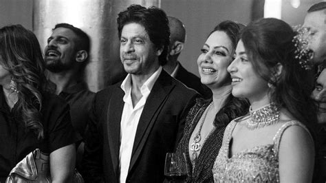 Shah Rukh Khan Gauri Khan Smile In Unseen Pic From Alannas Wedding Reception Bollywood