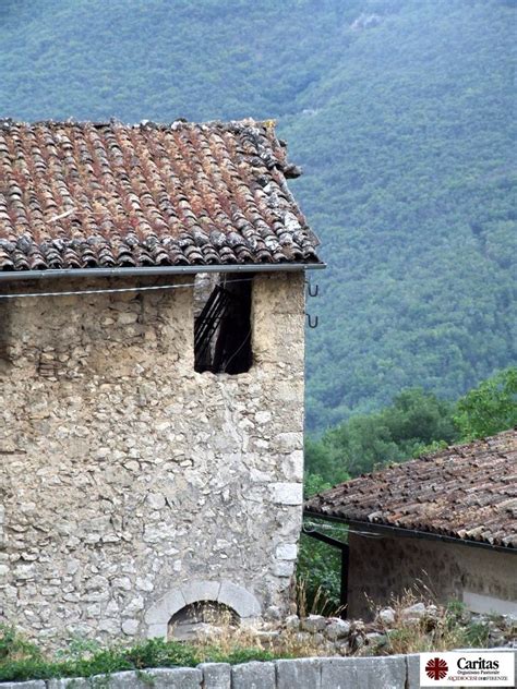 The small, medieval village is located within th. Fontecchio | Abruzzo Provincia di L'Aquila Agosto 2009 ...