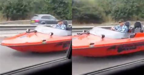 Bukannya kereta yang melanggar kangaroo, tetapi kangaroo yang melanggar kereta (biasanya dari tepi). (Video) Dah Macam Kat 'Bikini Bottom', Pak Cik Sempoi ...
