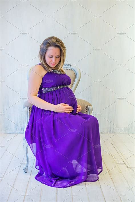 Beautiful pregnant woman sitting | Pregnant women, Woman sitting, Women