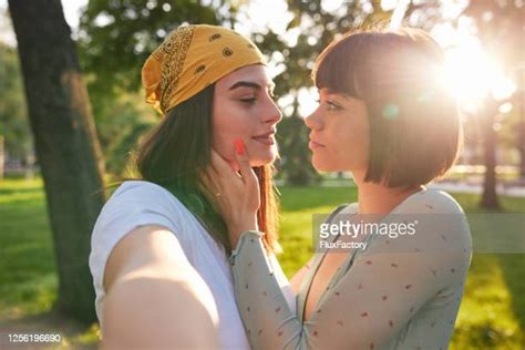 beautiful lesbian kiss stockfoto s en beelden getty images