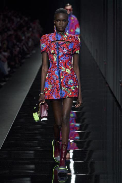 Défilé Versace Automne Hiver 2020 2021 Prêt à Porter Fashion Week