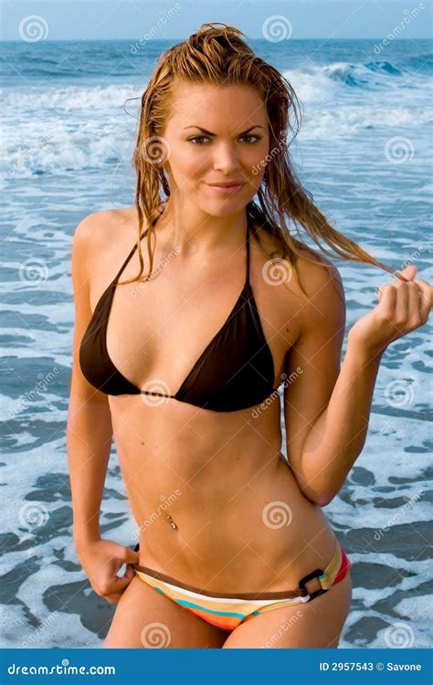 mooie jonge vrouw in een bikini stock afbeelding image of geschiktheid atlantisch 2957543