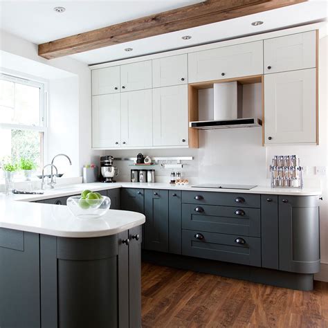Ideas and inspiration to create a stunning grey kitchen. Modern Shaker kitchen with grey cabinetry and vinyl ...