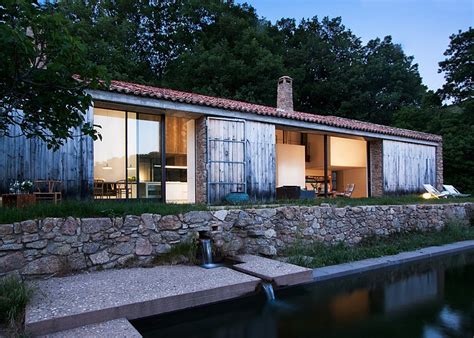 Decoración de de casas rústicas con estílo. Rustic Spanish Stable Renovated Into A Sustainable Modern Home