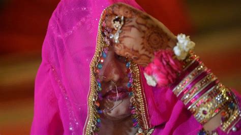 انڈین لڑکی نے مذہب تبدیل کر کے پاکستانی لڑکے سے شادی کر لی ہم سب