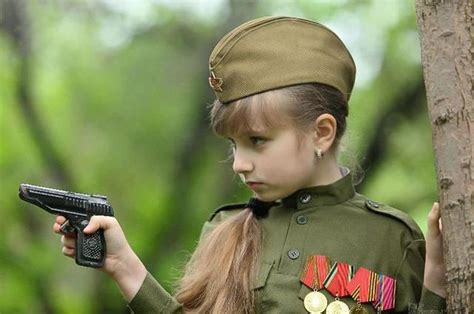 俄罗斯超美小萝莉穿军装拍萌照新浪图片