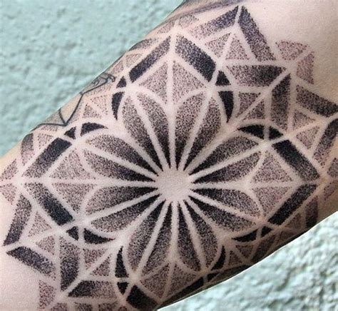 Dotwork Tattoo Ideas 76 Dot Tattoos Bild Tattoos Dot Work Tattoo