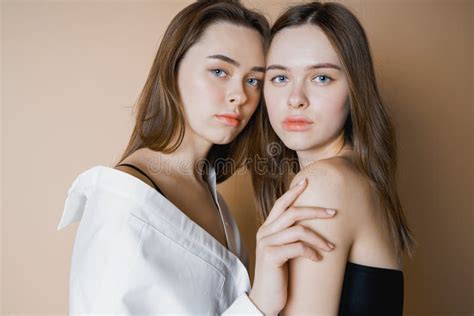 Mannequins Twee Mooie Naakte Meisjes Die Van Zusterstweelingen Bekijken