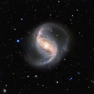 El telescopio espacial hubble tomó una fotografía de la galaxia espiral ngc 1300, ubicada a 70 millones de años luz de distancia, en la constelación de. Galaxias y clases de galaxias.