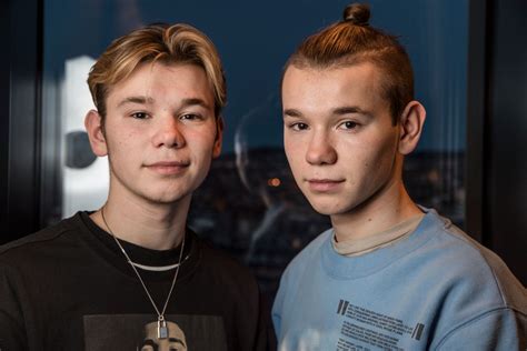 De har næsten samme alder, identiske frisurer og er klædt i hættetrøjer og korte læderjakker. Marcus & Martinus (18): Nei til alkohol og kjærester - VG