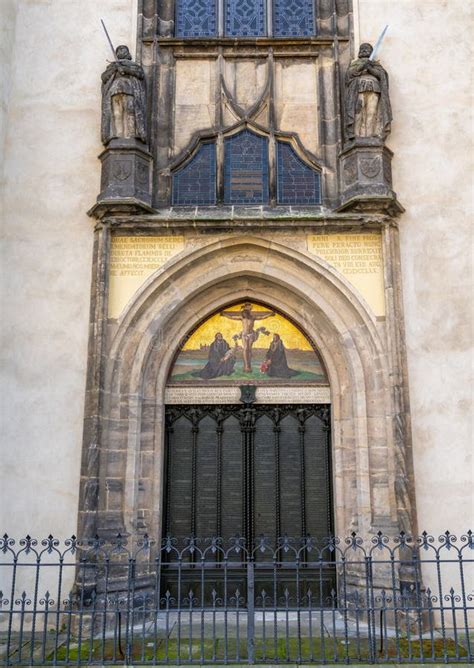 La Puerta De La Puerta De La Iglesia Del Castillo En Wittenberg Donde