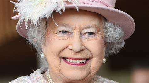 discovernet the truth about queen elizabeth s relationship with prince harry