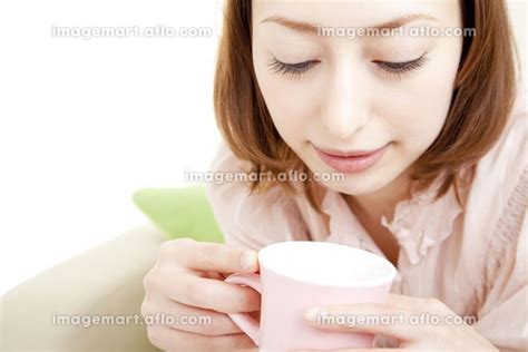 マグカップを持つ女性の写真素材 [24012031] イメージマート
