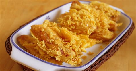 Pisang goreng ('fried banana' in indonesian/malay) is a fritter made by deep frying battered plantain in hot oil. Cara Mudah Untuk Hasilkan Tepung Goreng Pisang Yang Rangup ...