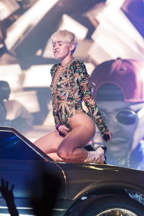 Miley Cyrus Twerking At The 2013 Vmas A Garish Year In Pictures Metro News