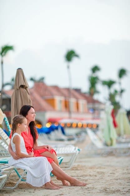 Hermosa Madre E Hija En La Playa Caribeña Disfrutando De Las Vacaciones