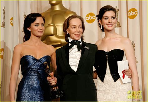 Photo Anne Hathaway Emily Blunt Devil Wears Prada Oscars Moment 27 Photo 4548604 Just Jared