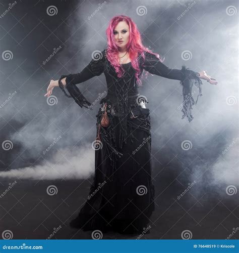 Halloween Hexe Schafft Magie Attraktive Frau Mit Dem Roten Haar Im Hexenkostüm Stockbild Bild