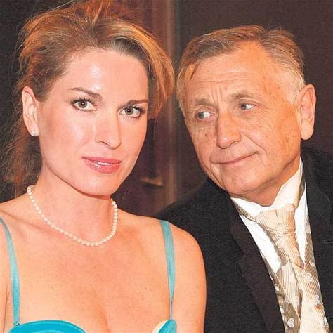 Olga menzelová producentka zabývající se pořádáním výstav s mediálním dopadem na širokou. MENZELOVA manželka je těhotná - Šíp