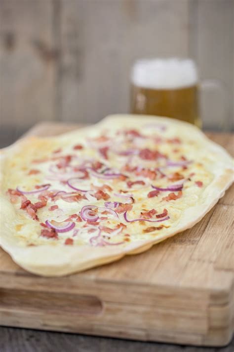 Vor allem flammkuchen elsässer art 1gehört zu den lieblingsrezepten vieler. Flammkuchen - ohmydish.com