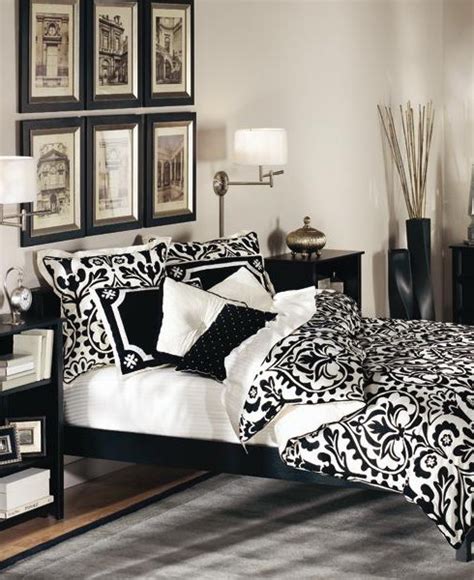 In this white bedroom that features black pieces like the bedframe, dresser, and lamp, shades of blue, gold, and green shine through and work to soften the space. 19 Traditional Black And White Bedroom That Inspire - DigsDigs