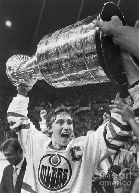 Wayne Gretzky Lifts The Stanley Cup Photograph By Bettmann Pixels
