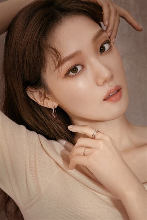 이성경(李聖經, 1990년 8월 10일 ~ )은 대한민국의 배우이자 모델이다. 이성경, 빠져드는 깊은 눈빛 "매혹+우아" 화보 - 조선닷컴 - 연예 ...
