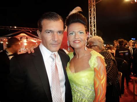 September 1969) ist eine österreichische unternehmerin und sportfunktionärin. Antonio Banderas + Brigitte Annerl_LifeBall 2012 | Lenus ...