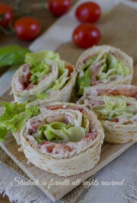 La bella stagione è alle porte e di pari passo la voglia di fare un aperitivo all'aperto: Girelle di piadina tonno e pomodori, antipasti freddi veloci