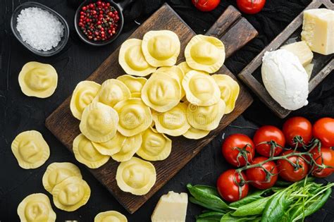 Ravioles Caseros Con Queso Mozzarella Y Albahaca En Tabla De Cortar De