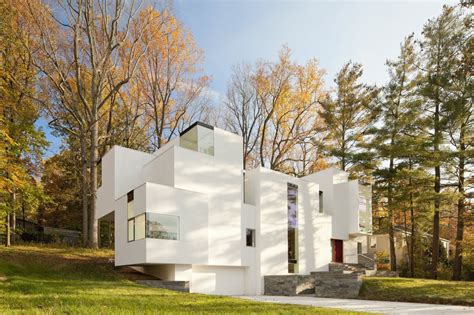 Irregular Shaped House Explores Ambiguous Modern