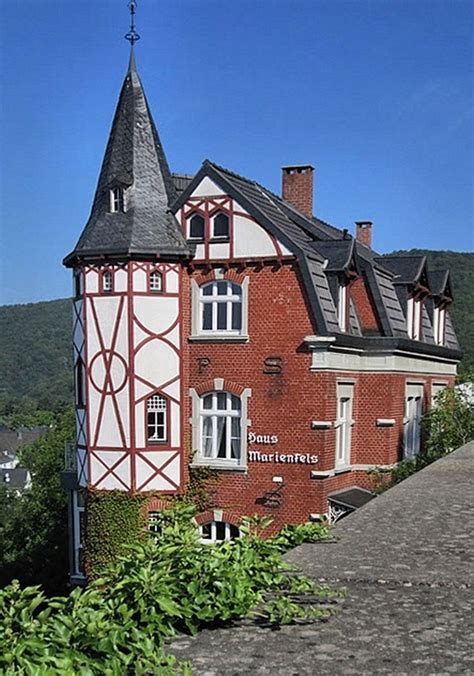 Fünf verletzte und 40 beschädigte häuser an tag nach dem tornado in der eifelg. Haus in der Eifel