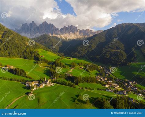 Pueblo De Santa Maddalena Frente Al Grupo Geisler O Odle Dolomites Val