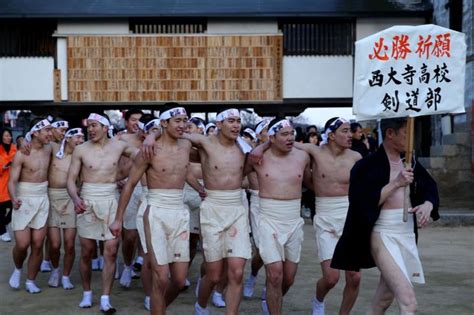 Japan Naked Festival Men Wey No Wear Cloth Hustle To Catch Lucky