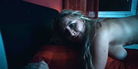 安娜玛丽亚穆赫在丑闻星球上的裸体性爱场景 Xhamster
