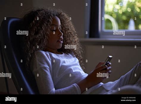 Preteen Girl Sad Sitting On Fotos Und Bildmaterial In Hoher Auflösung Seite 3 Alamy