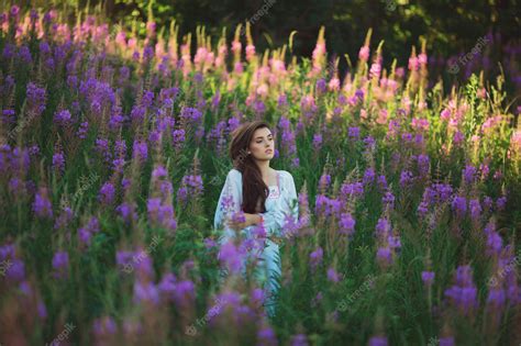 Premium Photo A Young Woman Posing On A Field
