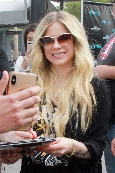 Find the latest tracks, albums, and images from avril lavigne. Avril Lavigne - Visits "Extra" 02/27/2019