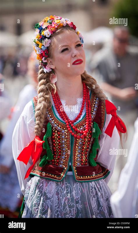 polen krakau polnische mädchen in traditioneller kleidung im marktplatz cracow tanzen wird