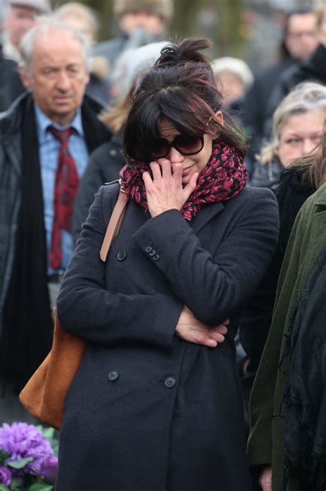 Photo Sophie Marceau en larmes assiste aux obsèques de son ex mari Andrzej Zulawski à Gora