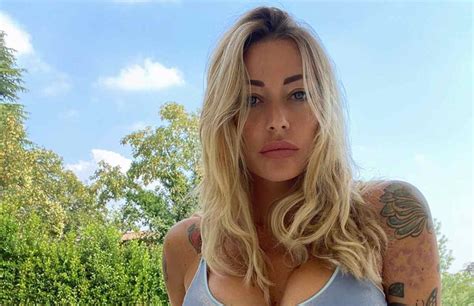 She was born in 1980s, in millennials generation. Antonella Elia al GF Vip, Karina tuona: "Ero meglio io!"
