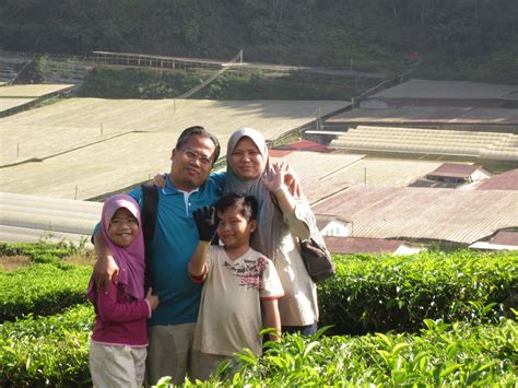 Telah ku siapkan satu daerah paling sunyi dalam hati ini untuk kau isi sebagai isteri untuk kau penuhi dengan kemuliaan seorang wanita untuk kau beri erti dengan kelembutan. madah syahdu: Permata Untuk Isteri
