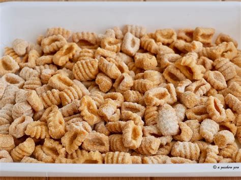 Per preparare la sfoglia per fare le lasagne tirate la pasta sottilissima e ricavate dei rettangoli di pasta. Pasta integrale alla zucca fatta in casa senza uova - a ...