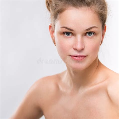 Retrato De Uma Jovem Mulher Bonita Em Um Fundo Cinzento Imagem De Stock Imagem De Bonito