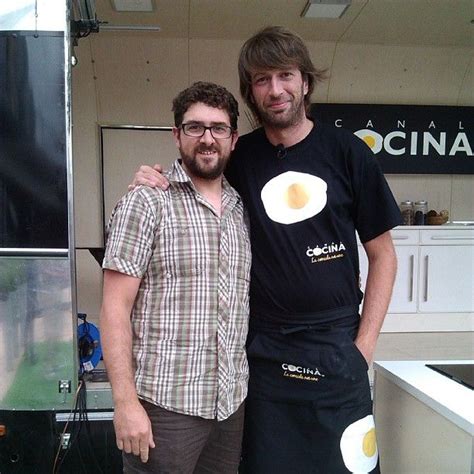 La cocinera regresa a su podio y continúa con la preparación de un suculento platillo. Foto con nuestro cocinero Julius en la caravana de Canal ...