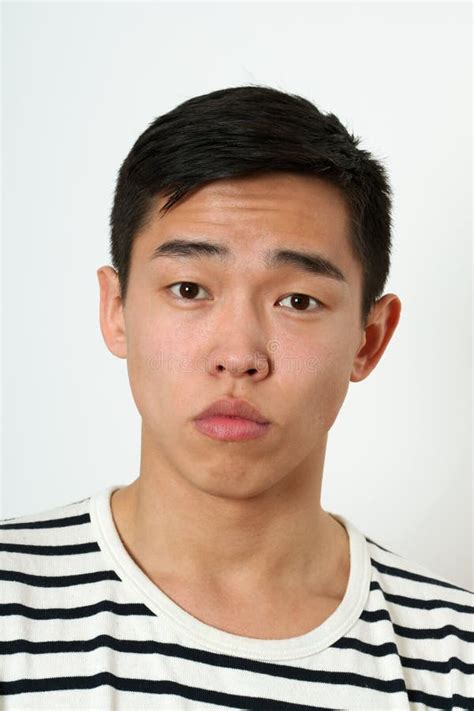 Hombre Asiático Joven Satisfecho Que Da La Muestra Aceptable Y Que Mira